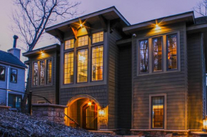 Luxury Retreat @ WTG: Mtn View, Sauna, Central!